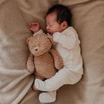 MOONIE: Επαναφορτιζόμενο βοήθημα ύπνου με αισθητήρα κλάματος από οργανικό βαμβάκι Cappuccino